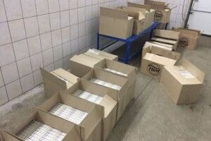 Заховав цигарки у коробках з-під сухариків і накрив чобітьми