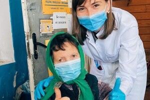 Газети, пенсія і вакцина в одному наборі: на Рівненщині вакцинують у відділеннях Укрпошти