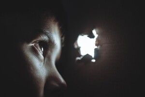 10-річний хлопчик повісився на поясі халата. Його виявила мама