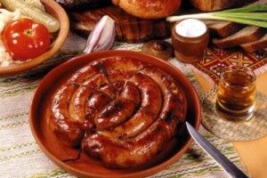 У Мульчицях двоє людей отруїлися домашньою ковбаскою