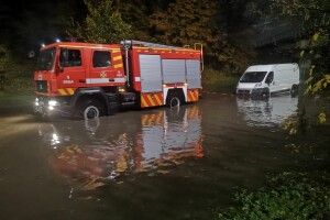 Негода: на Карпенка-Карого у Луцьку машину довелось витягувати з води, а Нововолинськ - без світла