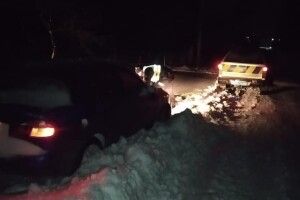 Волинські поліцейські о четвертій ночі буксирували машину зі снігової кучугури (Фото)