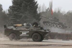 Втікаючи назад до Росії окупанти мінують свою покинуту бойову техніку