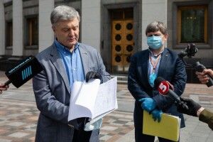 Лікарі мають отримати 300% доплати і мають бути застраховані – Порошенко передав підписні листи за позачергове засідання парламенту