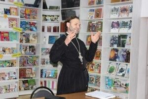 «Студентський» священник вчив школярів усміхатися світові, аби той... усміхнувся навзаєм (фото)