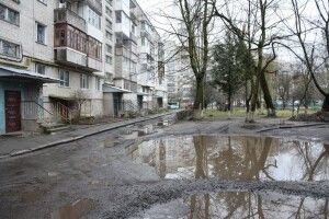Незабаром непрохідного болота в луцьких дворах поменшає