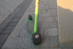 У Львівській області водій тричі переїхав дівчинку, яка каталася на самокаті (Відео 21+)