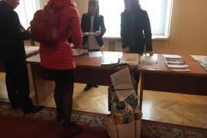 Депутатка прийшла на сесію з возиком документів