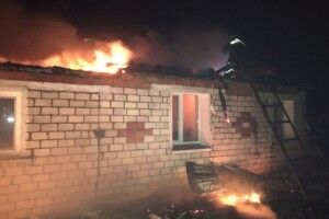 Серед ночі на Волині горів будинок: вогонь повністю знищив дах (Фото)