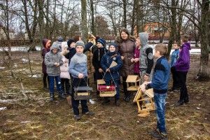 Підкормільські гімназисти відкрили мережу їдалень, в яких пригощатимуть дзьобатих салом, зерном, калиною та горобиною (фото)