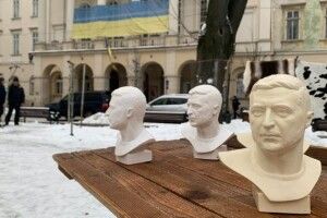 На ринку продають погруддя Зеленського за тисячу гривень, щоб допомогти воїнам