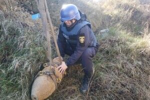 Рівненські піротехніки показали, як знищили 70-кілограмову бомбу (Фото)