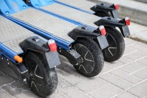 Добряче «вгашений» українець гасав польським містом на електросамокаті, поки не скоїв ДТП