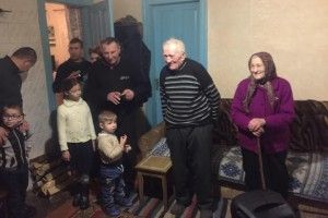 Родина, місцеві артисти, сільський голова і представники нардепа вітали волинянина з 90-річним ювілеєм