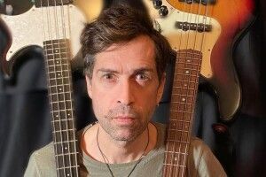 Лідер відомого російського гурту «Ногу звело!» залишив собі на пам'ять український прапор