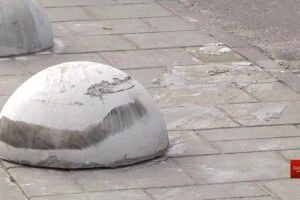 Хоч сьогодні на Чемпіонат світу з важкої атлетики: у Луцьку патрульний вправно прийняв з дороги важезну бетонну півкулю (Відео)