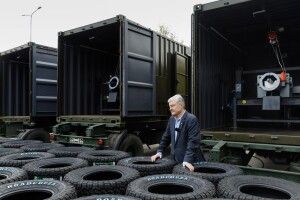 Петро Порошенко передав у підрозділи ЗСУ техніку для шиномонтажу, шини та зарядні станції