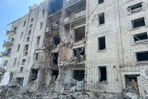 «Уламок вирвав око дівчинці»: росія вдарила по багатоповерхівці у Вознесенську, серед поранених – діти (Фото)