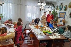 На Волині діти власноруч розписане імбирне печиво передали воїнам на фронт 