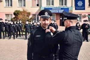 Патрульним Рівненщини вчепили на комірці значки (Фото)