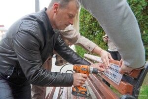 У місті на Волині лавки перетворили на живі нагадування про подвиг захисників