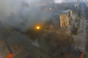 Окупанти скинули бомбу на лікарню в Маріуполі, під завалами близько 300 людей