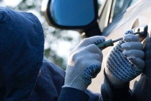 Посеред дня у Луцьку чоловік намагався вкрасти з автомобіля акумулятор