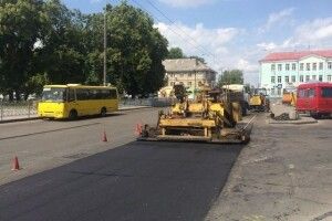 Помальовану активістами дорогу у Рівному полатали (Фото)