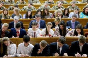 «Українська мова – червона ниточка, що з’єднує»: як писали диктант національної єдності в окупації