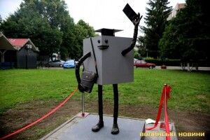 У Луцьку відкрили пам’ятник студенту -  кубик