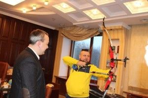 Голова Рівненської ОДА подарував переможцю Ігор Нескорених спортивного лука