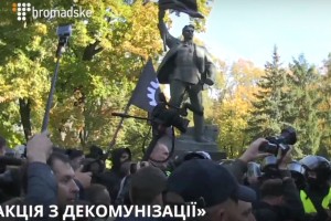 Націоналісти намагалися розбити кувальдою пам'ятник Ватутіну (Відео)