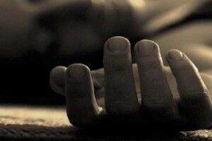 Медики і поліція залишили мертвого чоловіка без нагляду просто посеред вулиці  (Фото, відео)