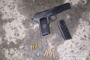 У Луцьку чоловік з пістолетом сів у авто 23-річного хлопця і погрожував підірвати його гранатою 