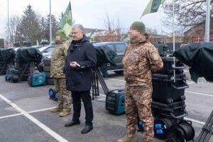 Сьогодні ще 8, а загалом 90: Порошенко передав на фронт нову партію комплексів «Ай-Петрі»