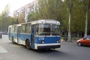 У Рівному дверима тролейбуса затиснуло жінку, яка виходила з дитиною