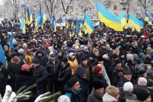 У столиці розпочався Об’єднавчий собор. Тисячі людей на Софійській площі чекають його рішення