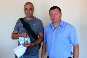 У волинському Горохові лідер громади Віктор Годик вручив нагороду від Залужного волонтерові Віталію Гладуну 
