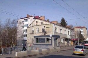 У Луцьку новий мурал: читати газети модно (Фото)