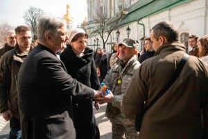 Всі ми наближаємо благу звістку про Перемогу України, – Порошенко в Лаврі 