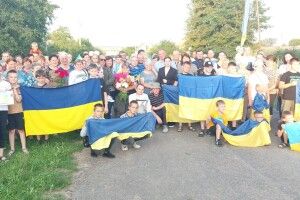 Радість зі сльозами на очах: на Волині громада зустріла Героя, звільненого з полону