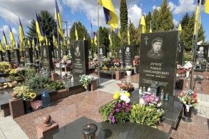 Бюджетні мільйони та біль матерів: як під Луцьком облаштовують сектор військових поховань (Відео)
