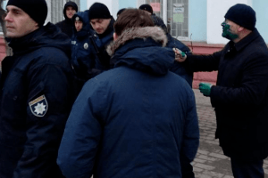 У Бердянську Вілкула облили зеленкою (відео)