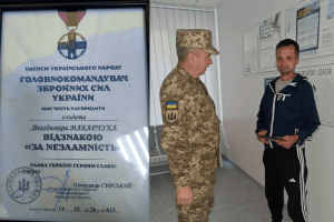 Звільненого з російського полону воїна з Волині нагородили відзнакою Головнокомандувача ЗСУ