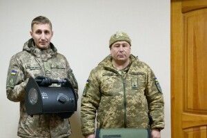Луцька міська рада передала військовим 10 пошукових прожекторів