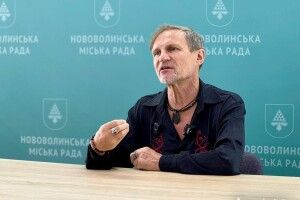 На Волині Олег Скрипка дав інтервʼю журналістам громади