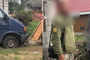 На Рівненщині службовий бус ТЦК протаранив паркани