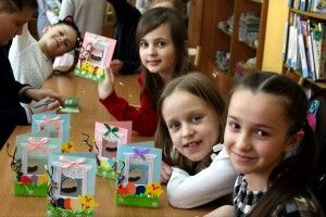 У Луцьку гімназисти готувалися зігріти землю радістю Великодня (фото)