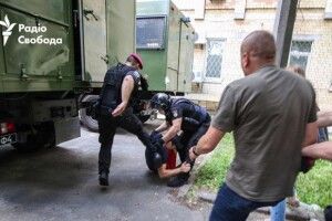Відсторонили від несення служби двох «орлів Авакова», які ногами гамселили учасників акції на підтримку Сергія Стерненка