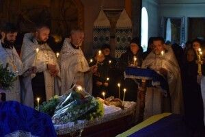Схиляємо голови: на Рівненщині в останню дорогу провели загиблого воїна (Фото)